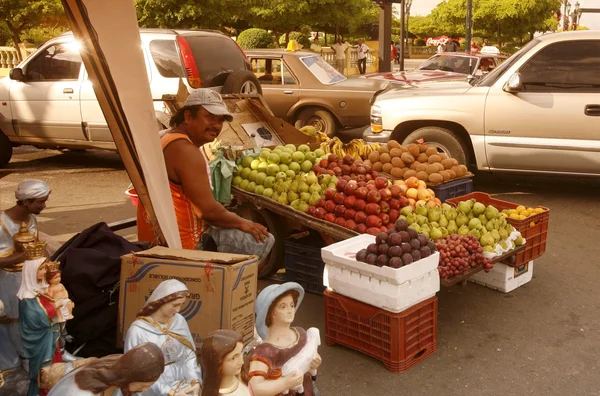 Emberek a gyümölcs piac — Stock Fotó
