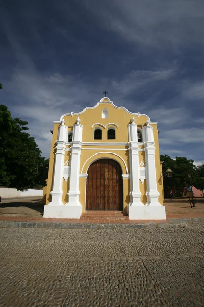 Gamla koloniala kyrka — Stockfoto