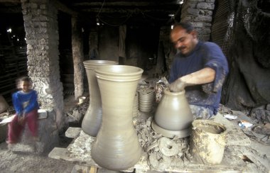 bir seramik fabrikasında işçiler
