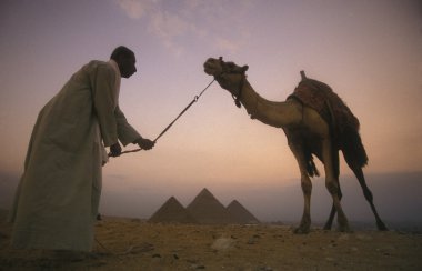 giza Pyramids yakınındaki Kahire şehir