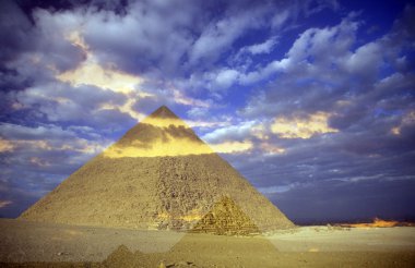 şehrin yakınındaki PF giza piramitleri
