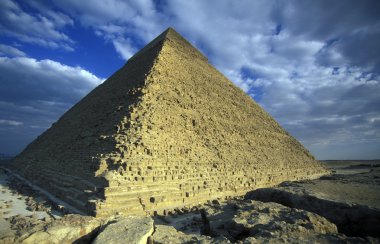 şehrin yakınındaki PF giza piramitleri