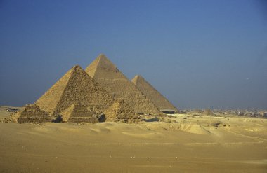 şehrin yakınındaki PF giza piramitleri