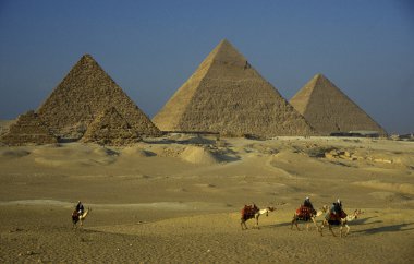 giza Pyramids yakınındaki Kahire şehir