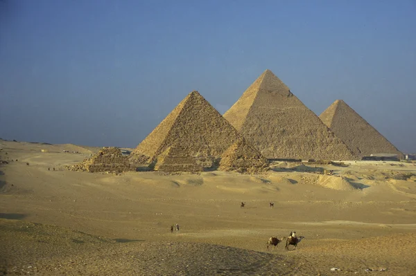 Pyramides de giza près de la ville du Caire — Photo