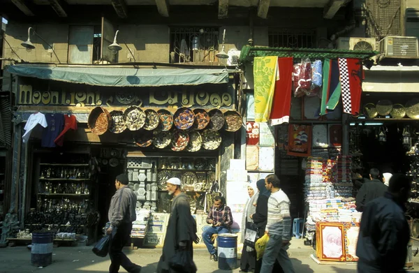 Clientes en el zoco del casco antiguo de El Cairo — Foto de Stock
