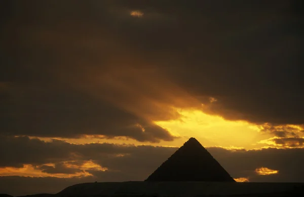 Pirâmides pf giza perto da cidade — Fotografia de Stock