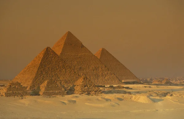 Піраміди pf giza біля міста — стокове фото