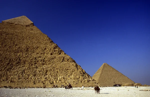 Pirâmides de giza perto da cidade do Cairo — Fotografia de Stock