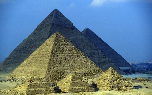 Pirâmides pf giza perto da cidade — Fotografia de Stock