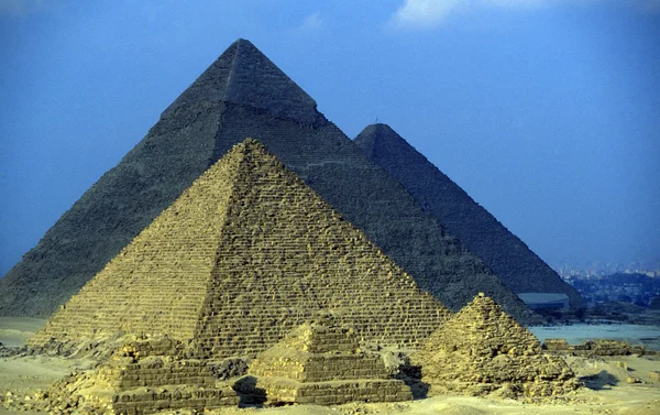 Pirámides pf giza cerca de la ciudad — Foto de Stock