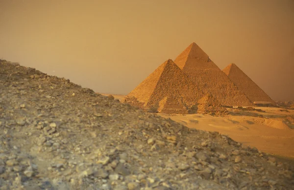 Pyramiderna pf giza nära staden — Stockfoto