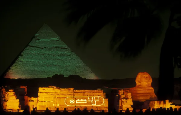Pirámides pf giza cerca de la ciudad — Foto de Stock
