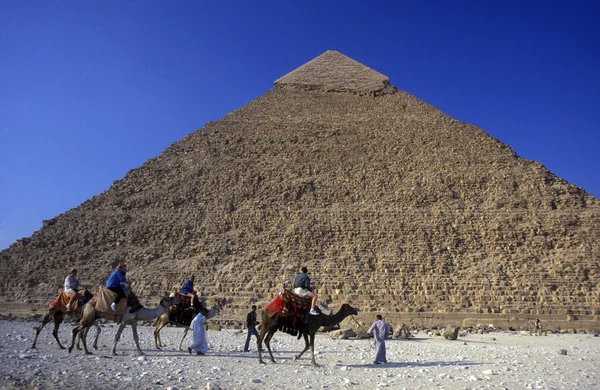 Pirámides de Guiza cerca de la ciudad de El Cairo — Foto de Stock