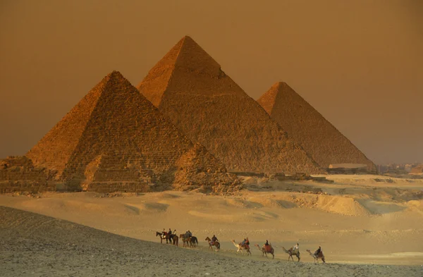 Pirámides de Guiza cerca de la ciudad de El Cairo — Foto de Stock