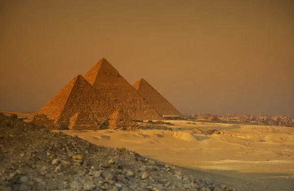 Γκίζα pf πυραμίδες κοντά στην πόλη — Φωτογραφία Αρχείου