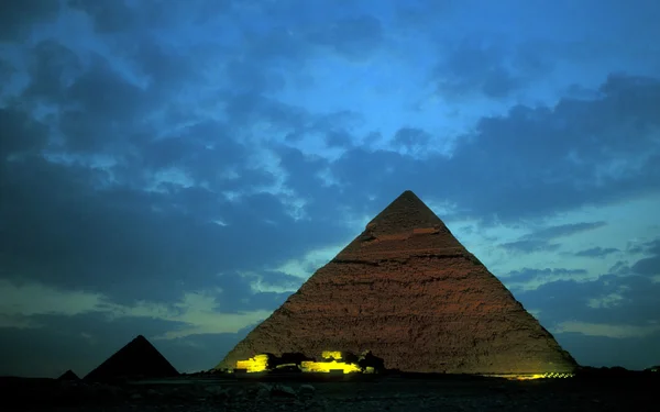 Pf in de buurt van de stad giza Pyramids — Stockfoto