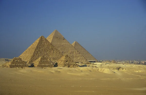 Pyramiderna pf giza nära staden — Stockfoto