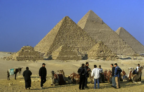 Piramidi di giza vicino alla città del Cairo — Foto Stock
