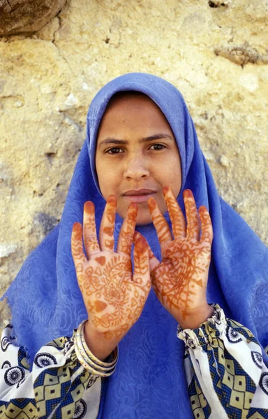 Mujer en el Oasis y pueblo de Siwa — Foto de Stock
