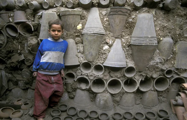 Trabalhador em uma fábrica de cerâmica — Fotografia de Stock