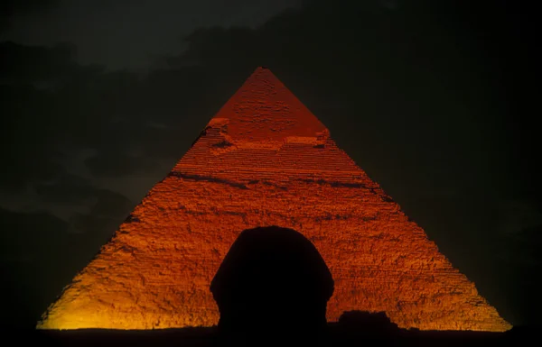 Gíza pf pyramidy nedaleko města — Stock fotografie
