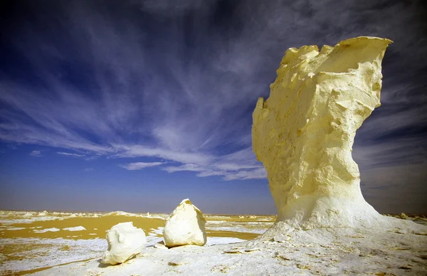 Λευκό έρημο κοντά το χωριό του Farafra — Φωτογραφία Αρχείου