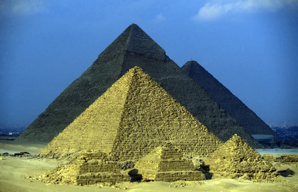 Pyramiderna i giza nära staden — Stockfoto