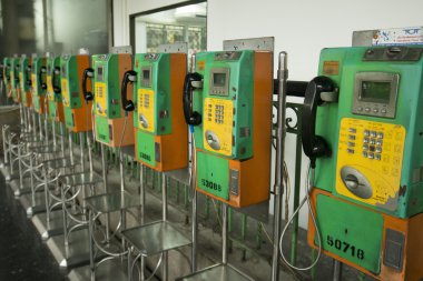 Tren istasyonunda telefonlar