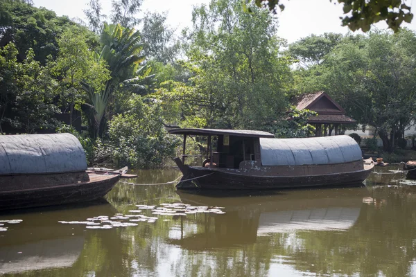 Barcos de transporte tradicionales en la Ciudad Antigua o Muang Boran — Foto de Stock