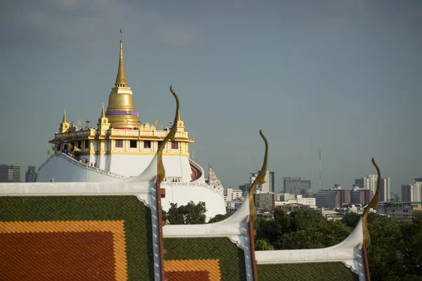 扫管笏 Ratchanatdaram 和金山在曼谷 — 图库照片