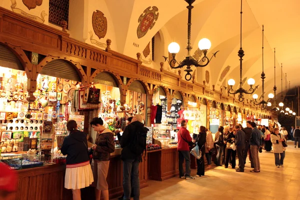 Mercato al coperto nella piazza Rynek Glowny — Foto Stock