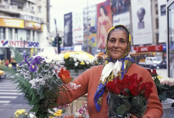 女人销售鲜花 — 图库照片