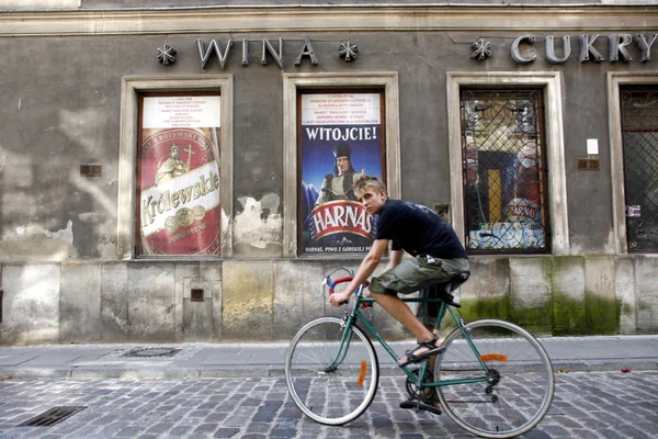 Pouliční scéna ve Varšavské staré město — Stock fotografie