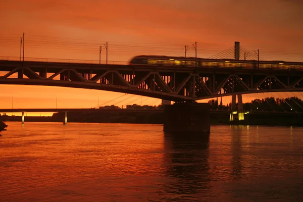 Train de ville sur un pont — Photo