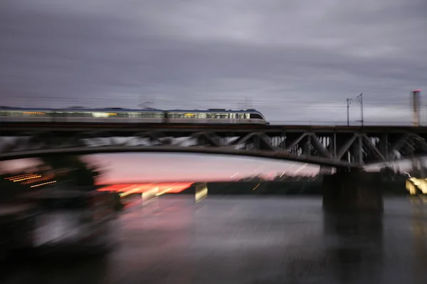 Train de ville sur un pont — Photo