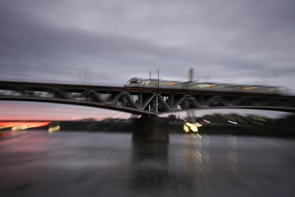 Train de ville sur un pont — Photo