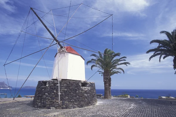 Moulin à vent traditionnel au Portugal — Photo