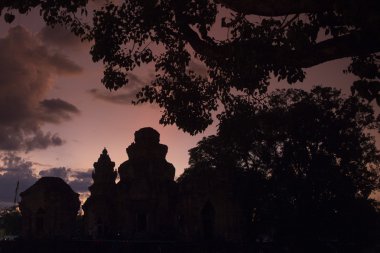 Prasat Sikhoraphum Tapınağı'nda ışık gösterisi
