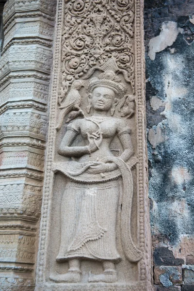 Apsara vid Prasat Sikhoraphum templet — Stockfoto
