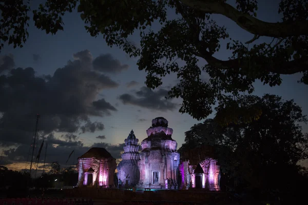 Prasat Sikhoraphum Tapınağı'nda ışık gösterisi — Stok fotoğraf