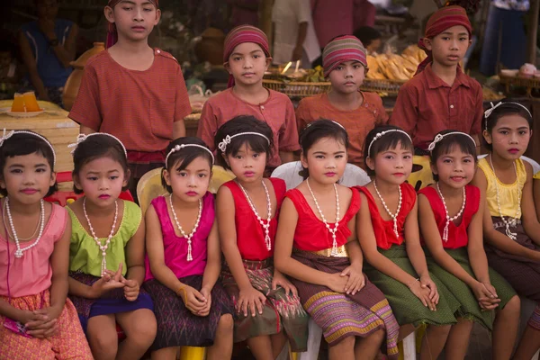 Crianças em trajes tradicionais — Fotografia de Stock
