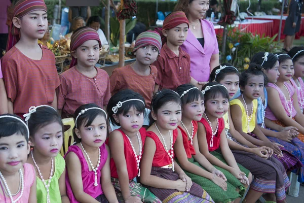 Niños con trajes tradicionales —  Fotos de Stock