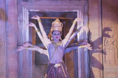 Prasat Sikhoraphum Tapınağı içinde göstermek dansçılar