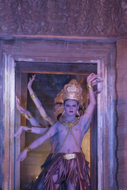 Prasat Sikhoraphum Tapınağı içinde göstermek dansçılar