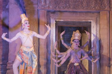 Prasat Sikhoraphum Tapınağı içinde göstermek dansçılar