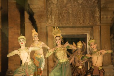 Prasat Sikhoraphum Tapınağı içinde göstermek dansçılar