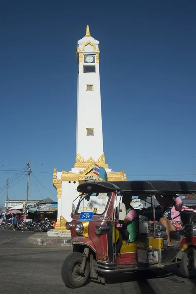 Věž s hodinami na tržišti v Isan — Stock fotografie