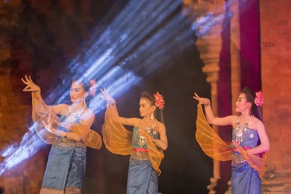 Танцоры на шоу в храме Прасат-Сихорапхум — стоковое фото