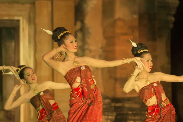 Bailarines en el Show en el Templo Prasat Sikhoraphum — Foto de Stock